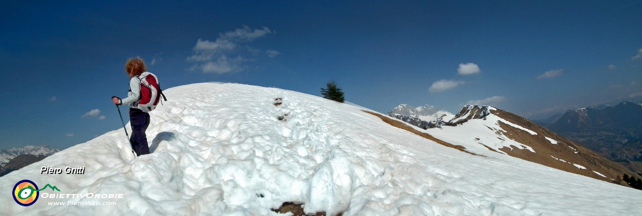 60 Ancora un bel po' di neve sulla cima.jpg